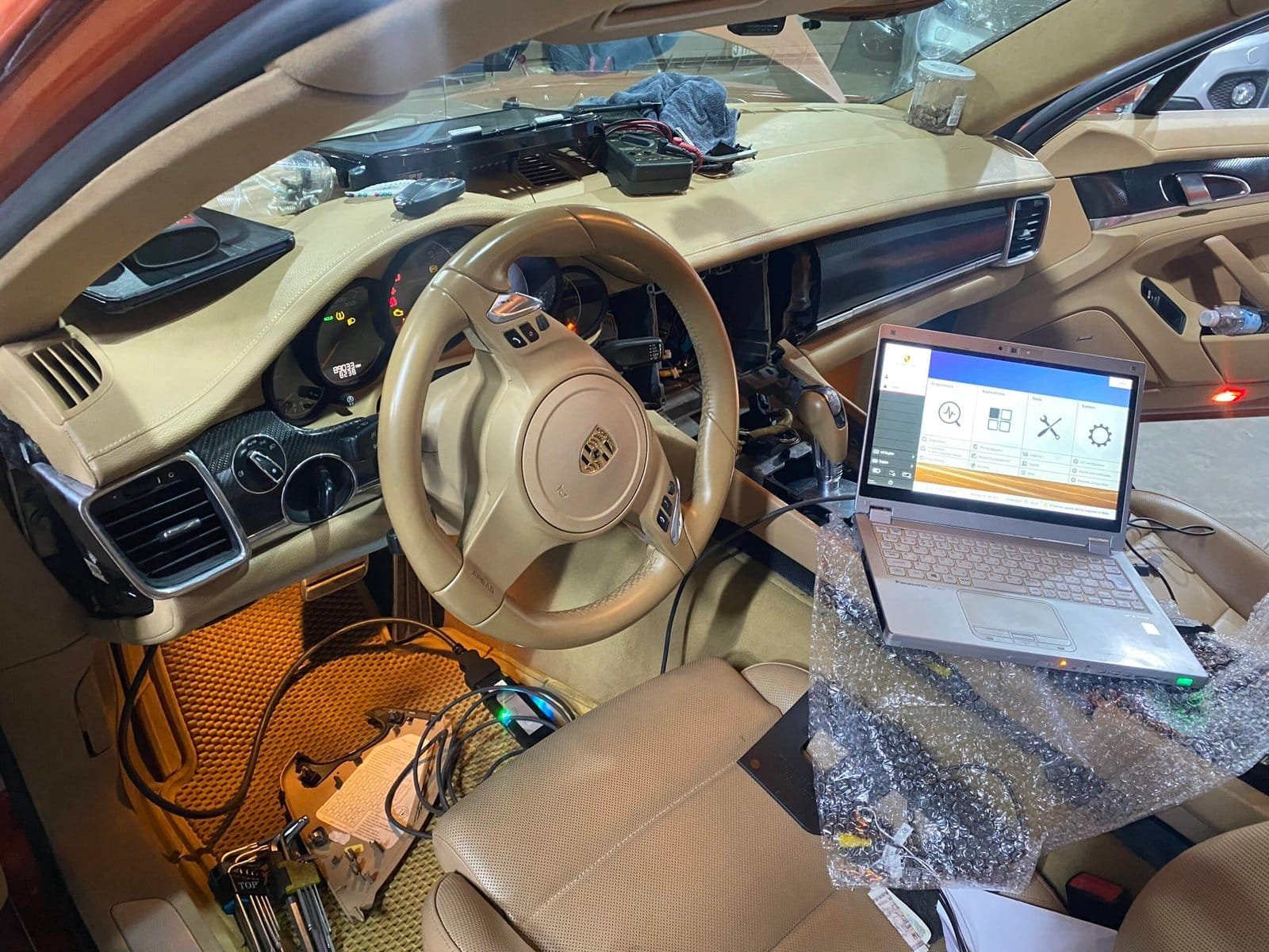 VNECU.COM Coding Porsche Tại VES VIETNAM ECU SERVICE với kỹ thuật chuyên sâu dòng xe porsche. chuyên coding - programming các tính  năng ẩn. sửa chữa thay thế phụ tùng chính hãng