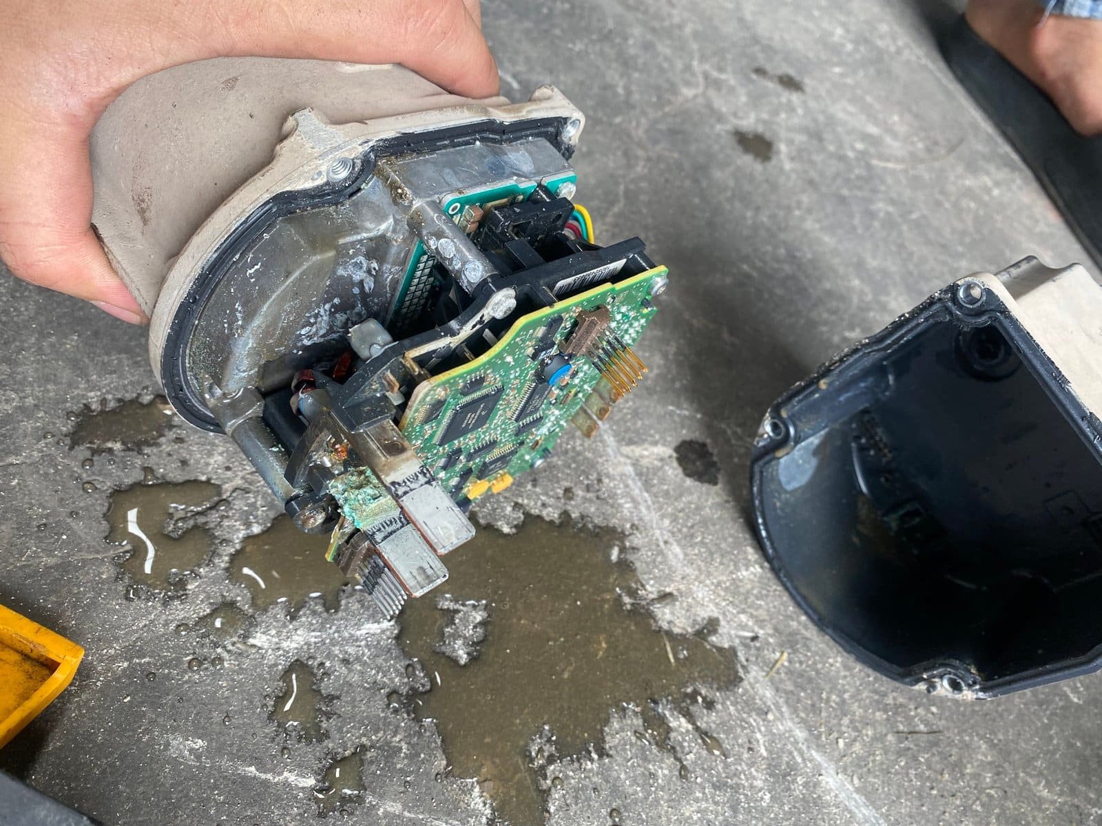 Các yếu tố có thể gây hư hỏng hộp điều khiển động cơ (ví dụ: điện áp cao, nước vào, va chạm) Các yếu tố có thể gây hư hỏng hộp điều khiển động cơ (ví dụ: điện áp cao, nước vào, va chạm)