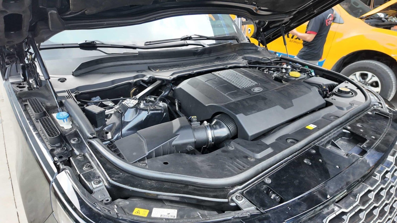 "Bảo Dưỡng Tổng Quát Range Rover Tại VES Workshop: Giải Pháp Hoàn Hảo Cho Hiệu Suất Và Bền Bỉ"