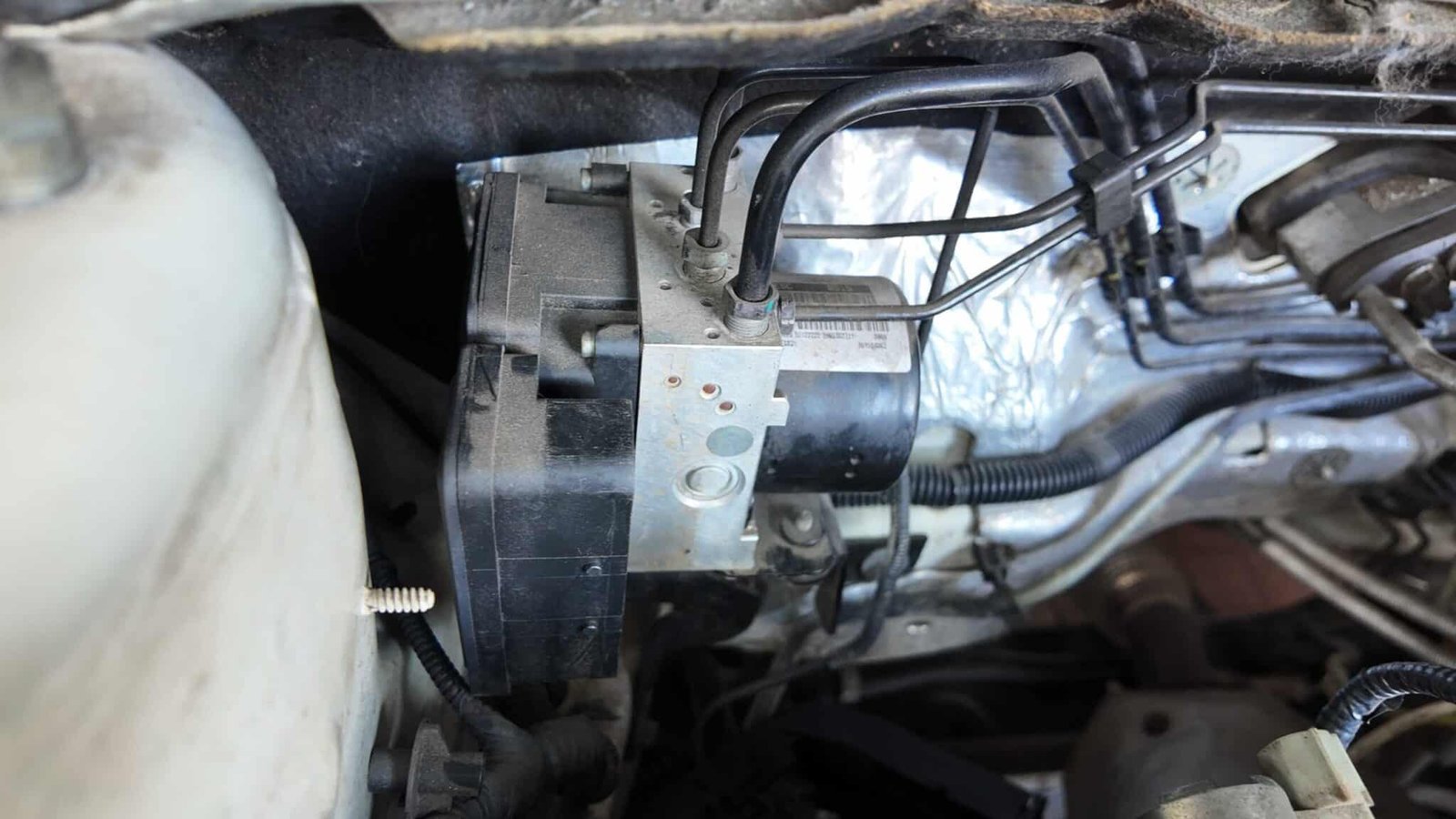 Cấu Tạo Của Cụm Bơm ABS Ford Ecosport và Chức Năng Từng Bộ Phận