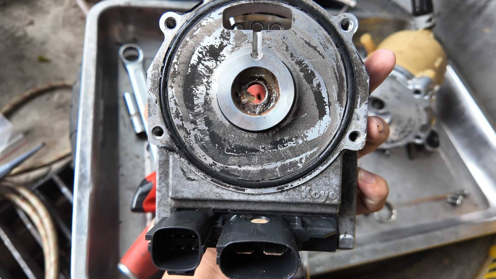 Ưu Điểm và Nhược Điểm của Hệ Thống Trợ Lực Lái Thủy Lực so với Trợ Lực Lái Điện