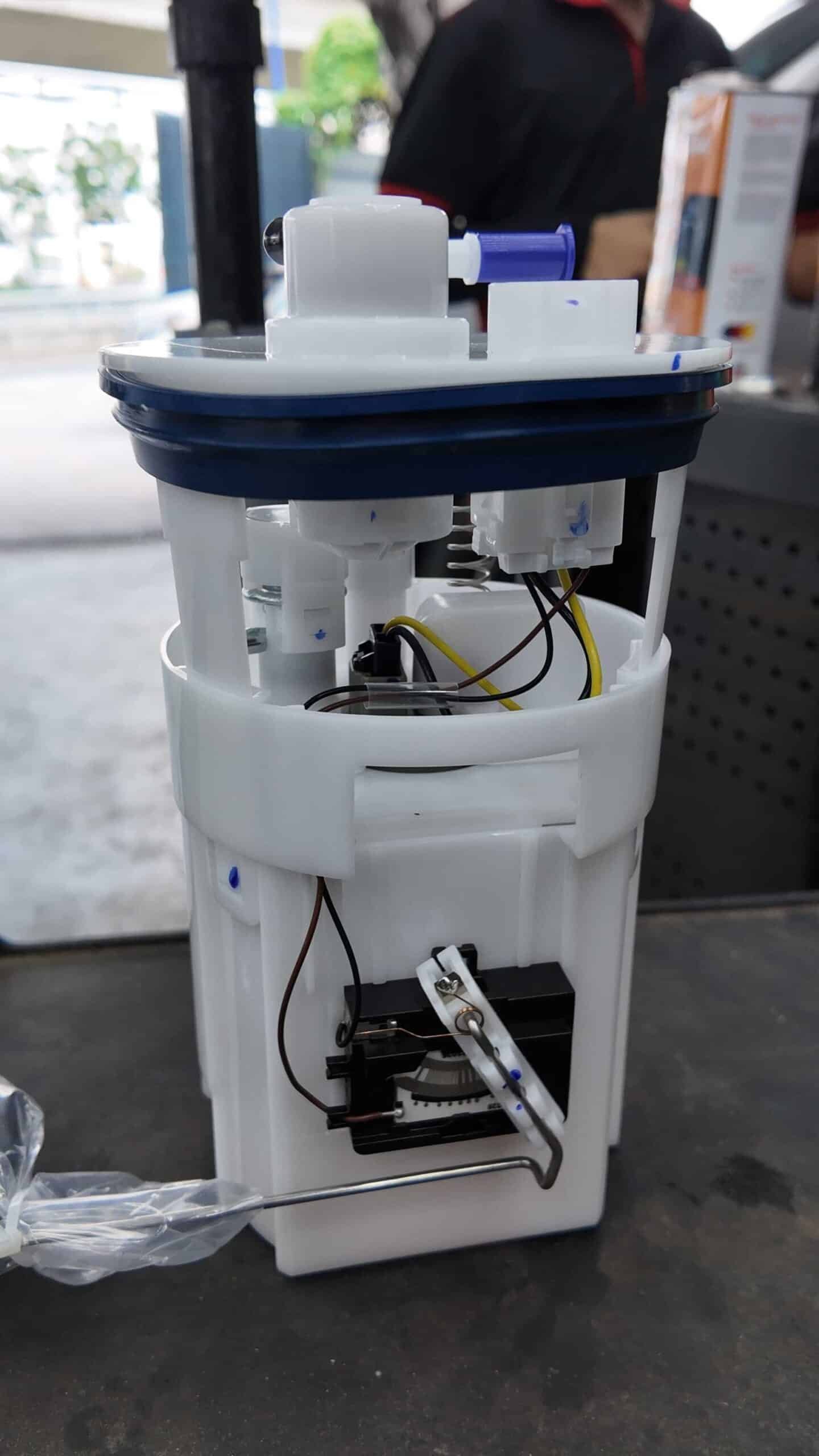 Lắp bơm xăng mới (hoặc bơm xăng đã được phục hồi)