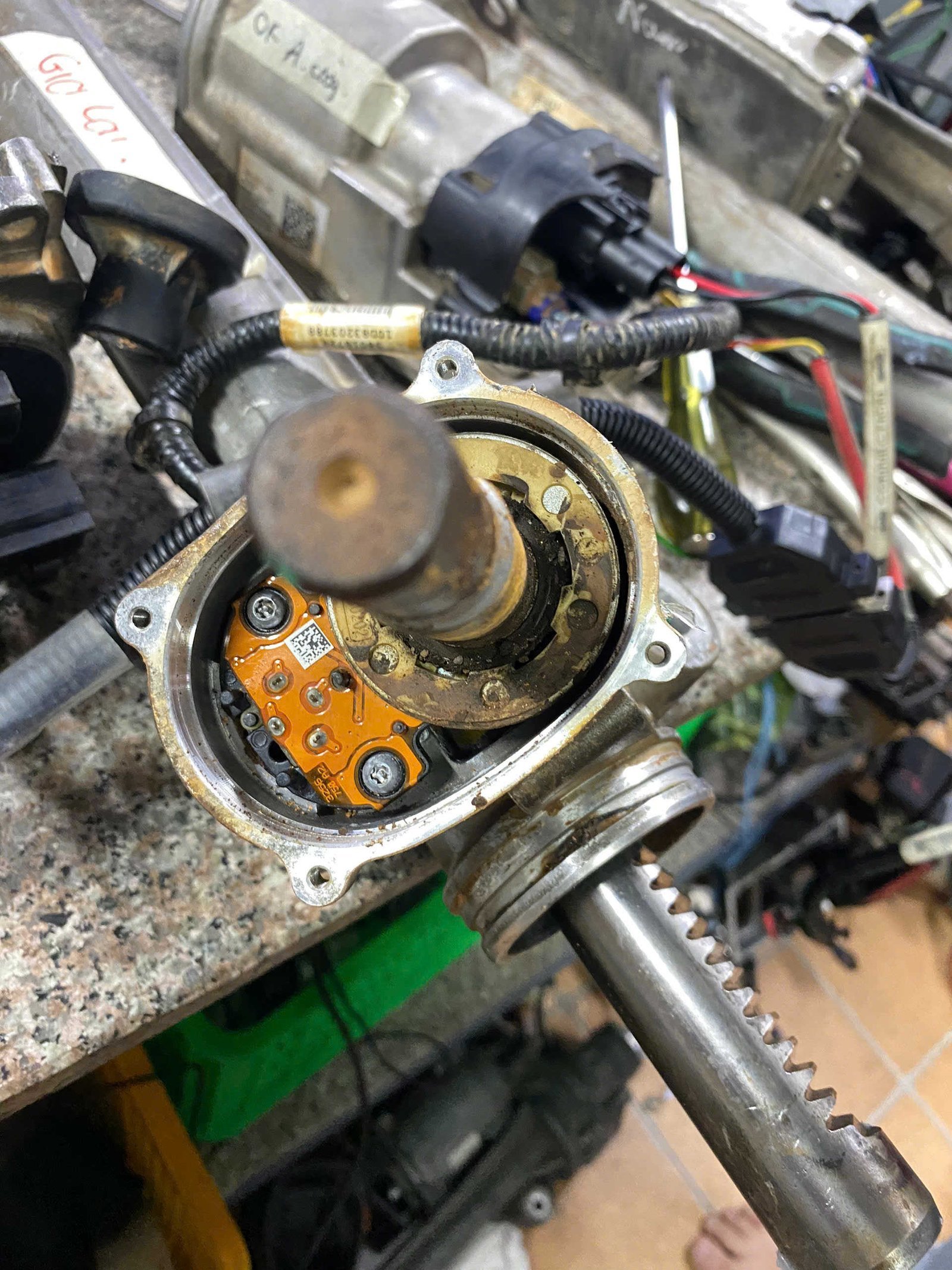 Cấu tạo cơ bản của thước lái điện trên GLK 220 (motor, cảm biến, ECU)