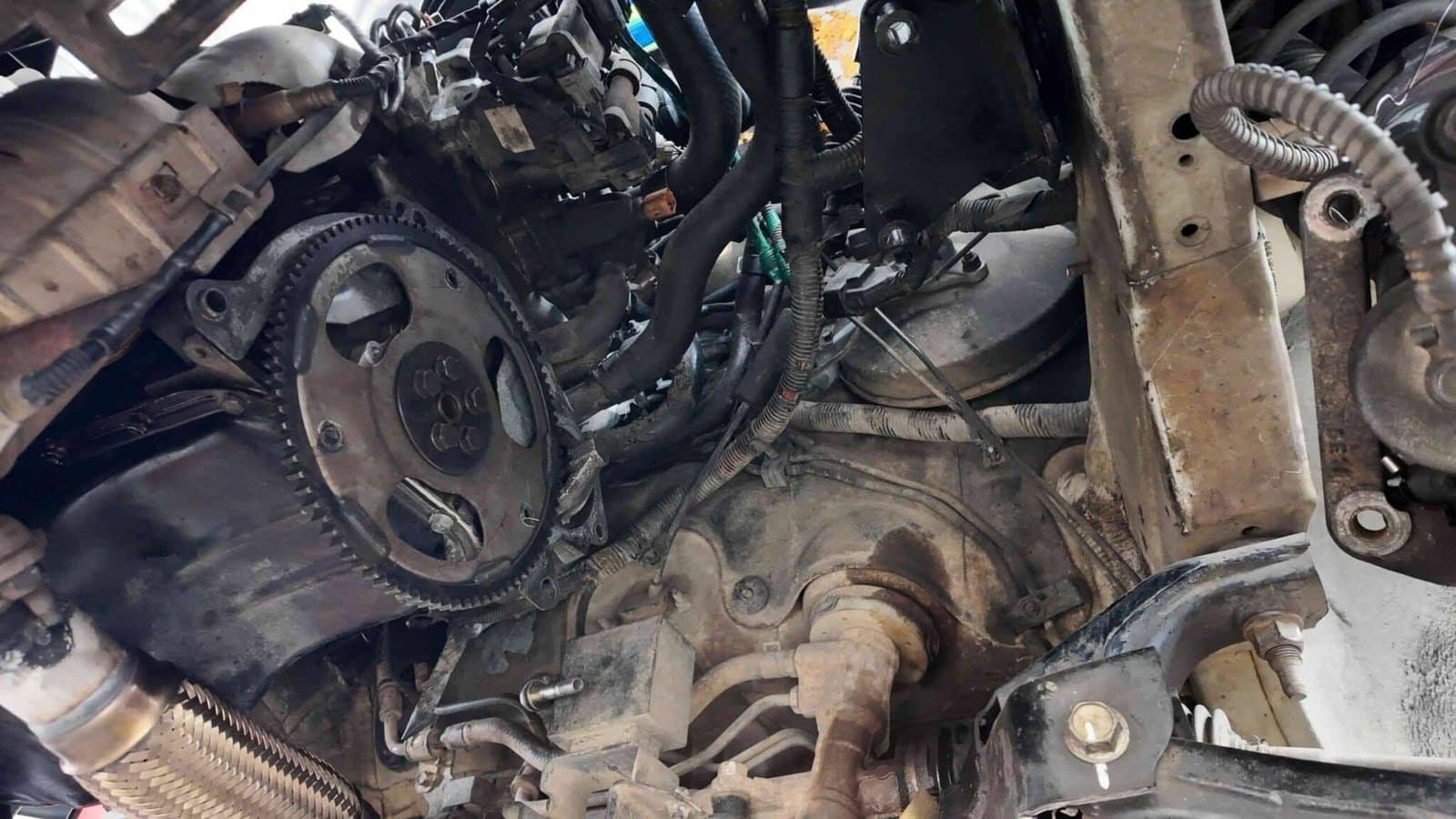 Tháo Gỡ Các Bộ Phận Liên Quan để Tiếp Cận Khu Vực Rò Rỉ