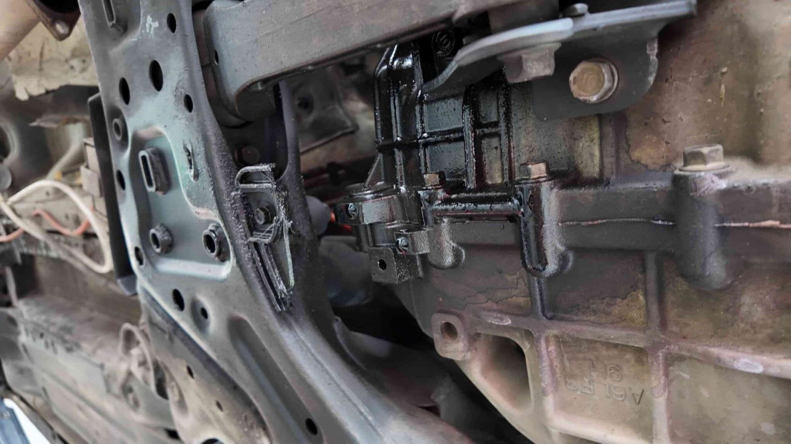 Rò Rỉ Dầu Hoặc Chất Lỏng Dưới Gầm Xe