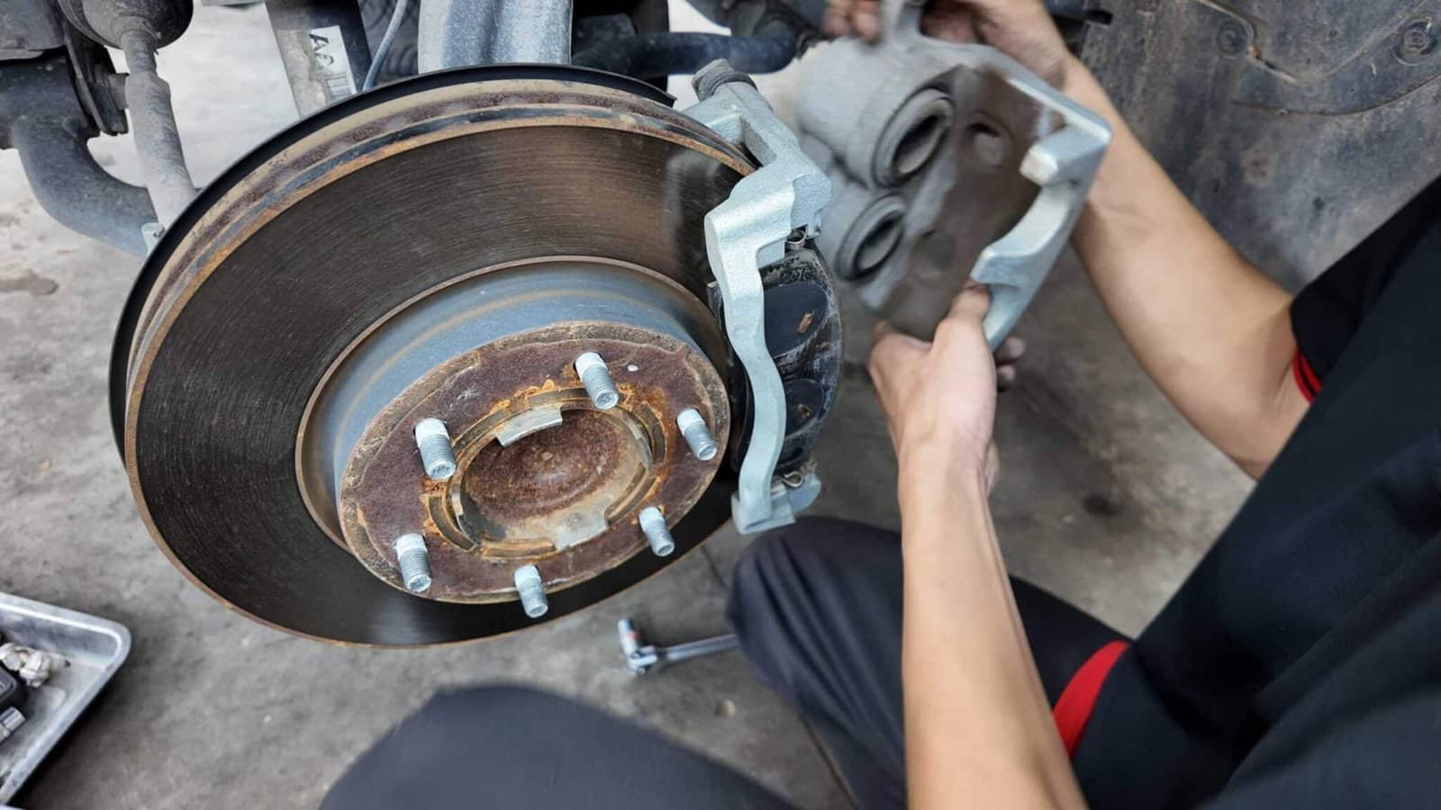 Tại sao xe bị rung lắc khi chạy tốc độ cao?