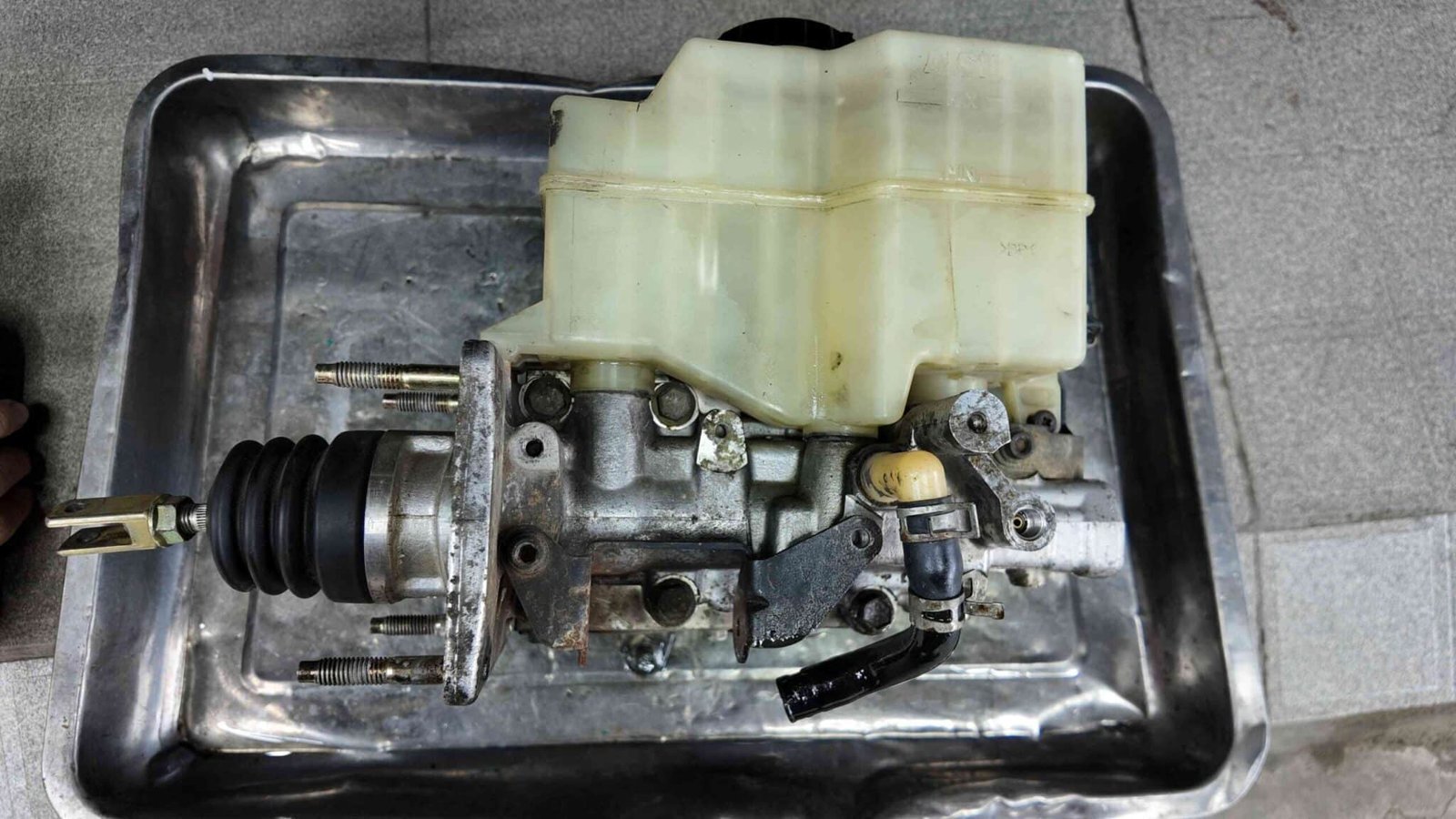 Các bộ phận chính của hệ thống ABS (bao gồm cụm bơm ABS)