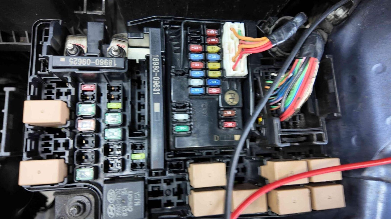 Kiểm tra các cầu chì và rơ-le