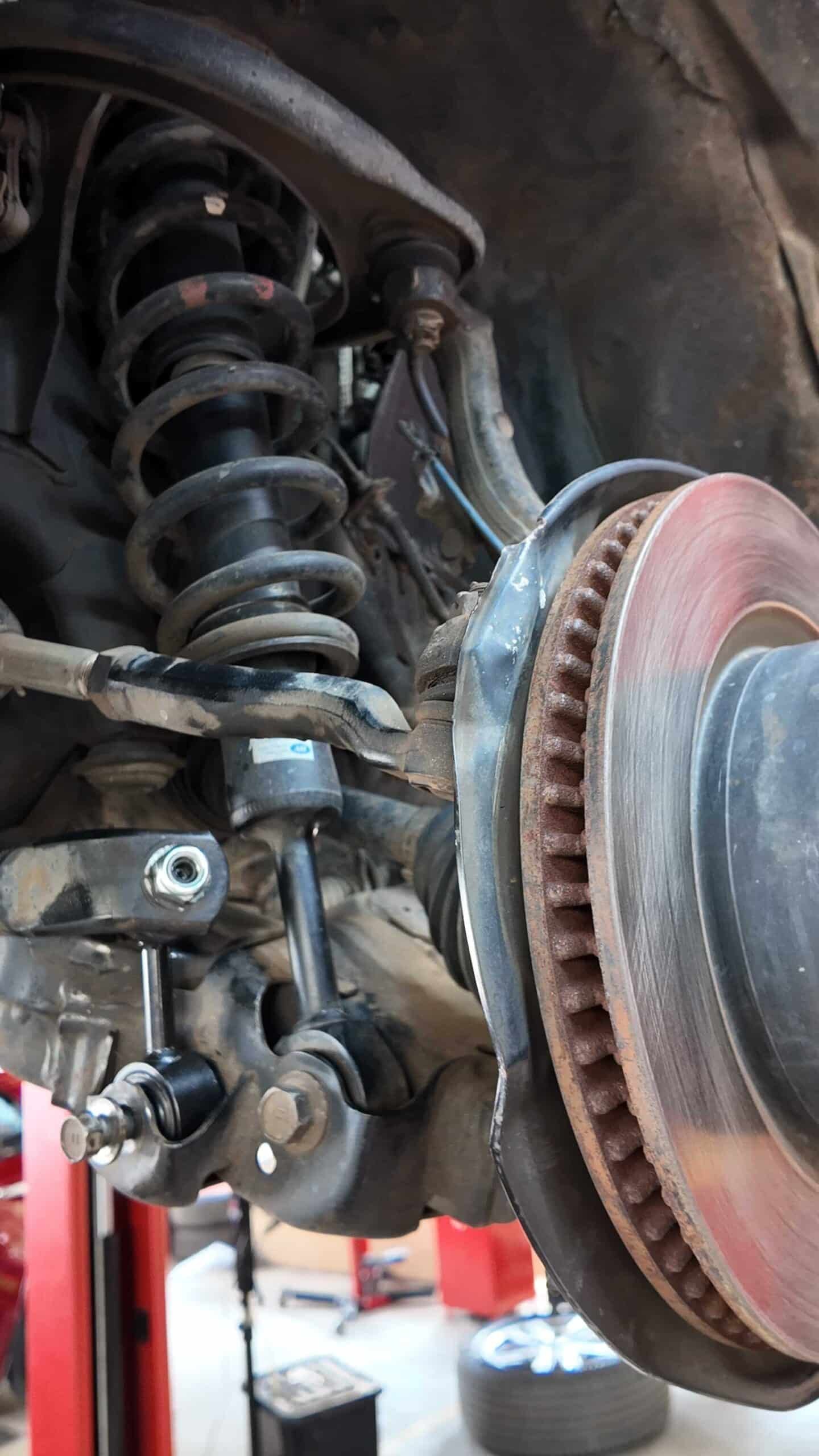 Kiểm tra hệ thống treo, lốp xe và cân bằng động