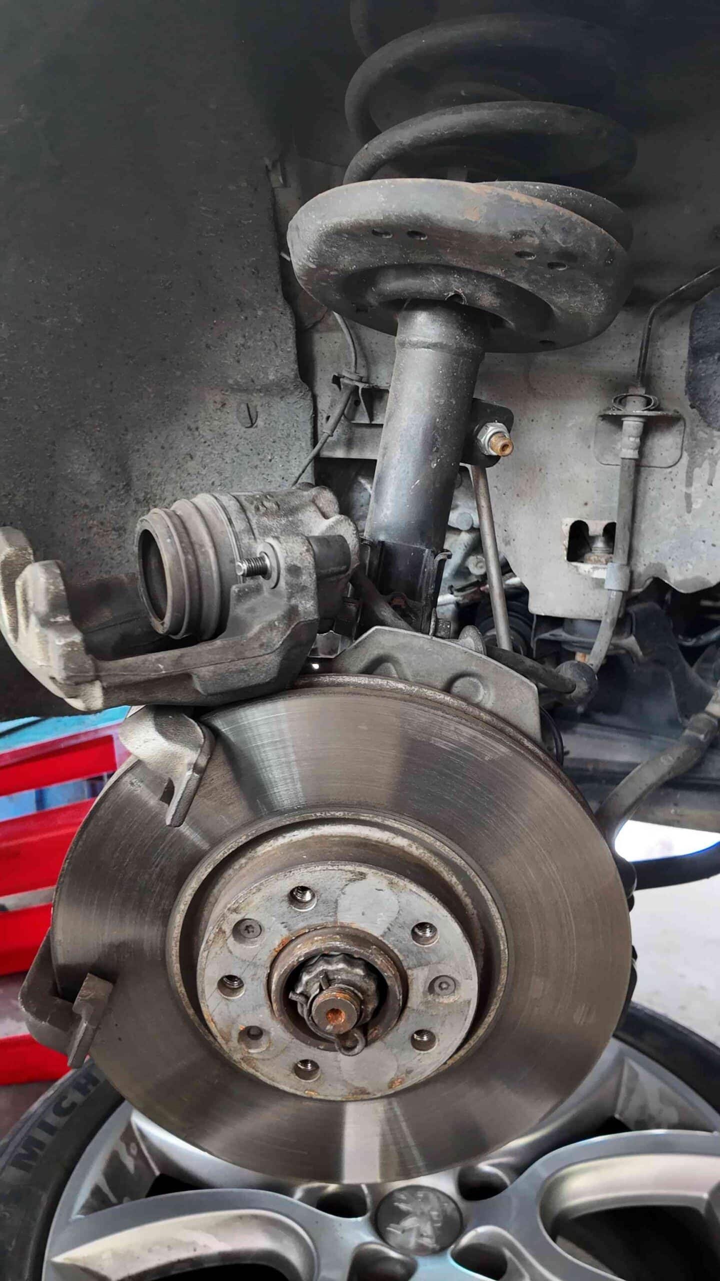 Hệ thống phanh: Phanh không ăn, tiếng kêu khi phanh, đèn báo ABS sáng