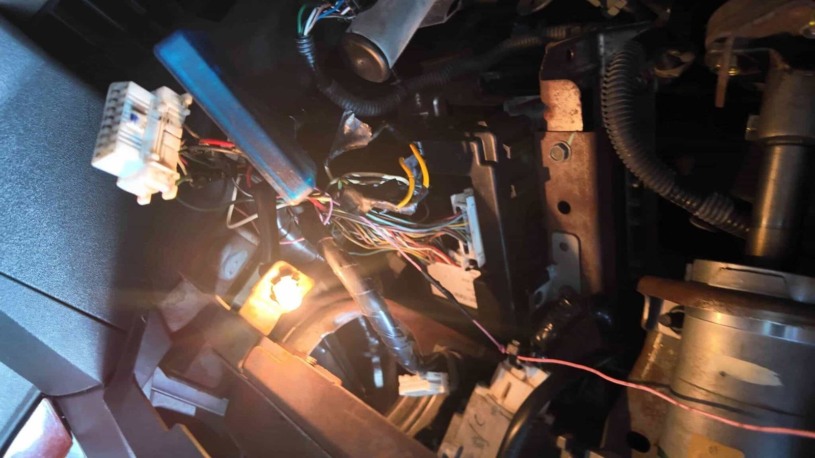 Kiểm tra và bảo dưỡng ắc quy (Vệ sinh, đo điện áp, kiểm tra các đầu nối)