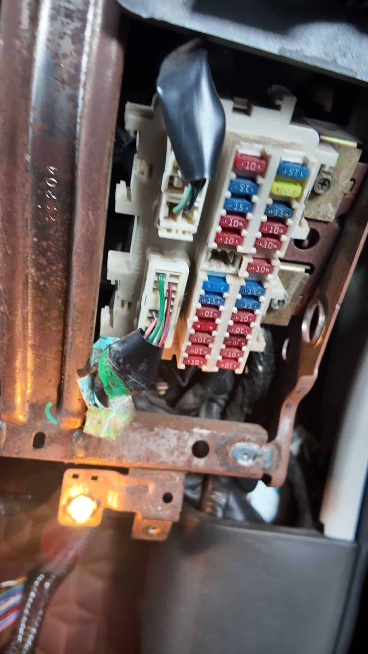 Kiểm tra các cầu chì và rơ-le