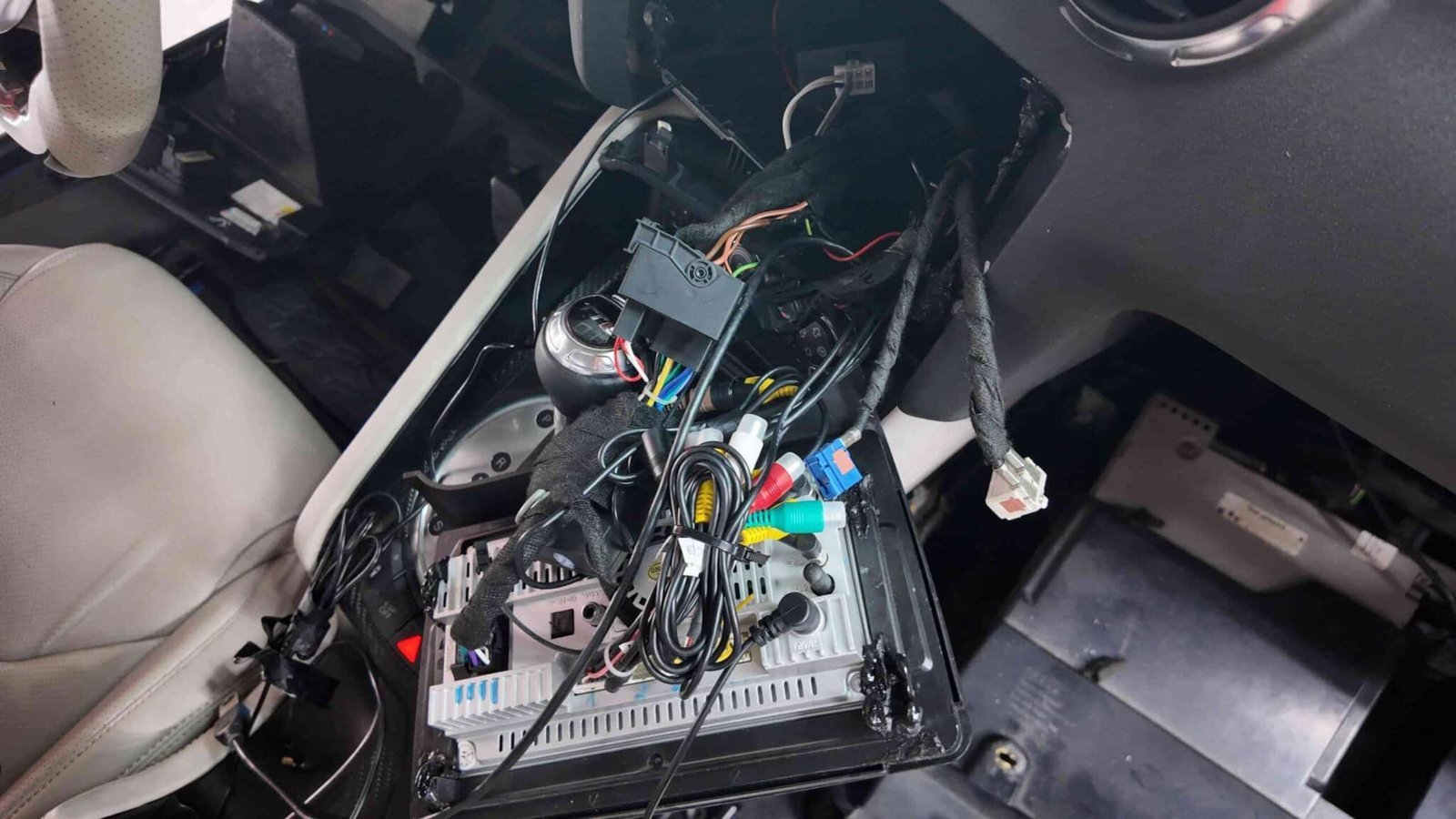 Các thiết bị điện tử hoạt động không ổn định (ví dụ: Radio, điều hòa,..)