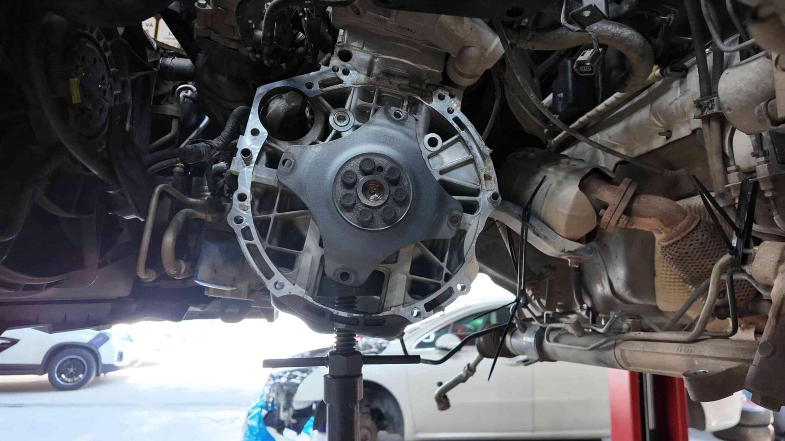 Tháo Gỡ Các Bộ Phận Liên Quan để Tiếp Cận Khu Vực Rò Rỉ