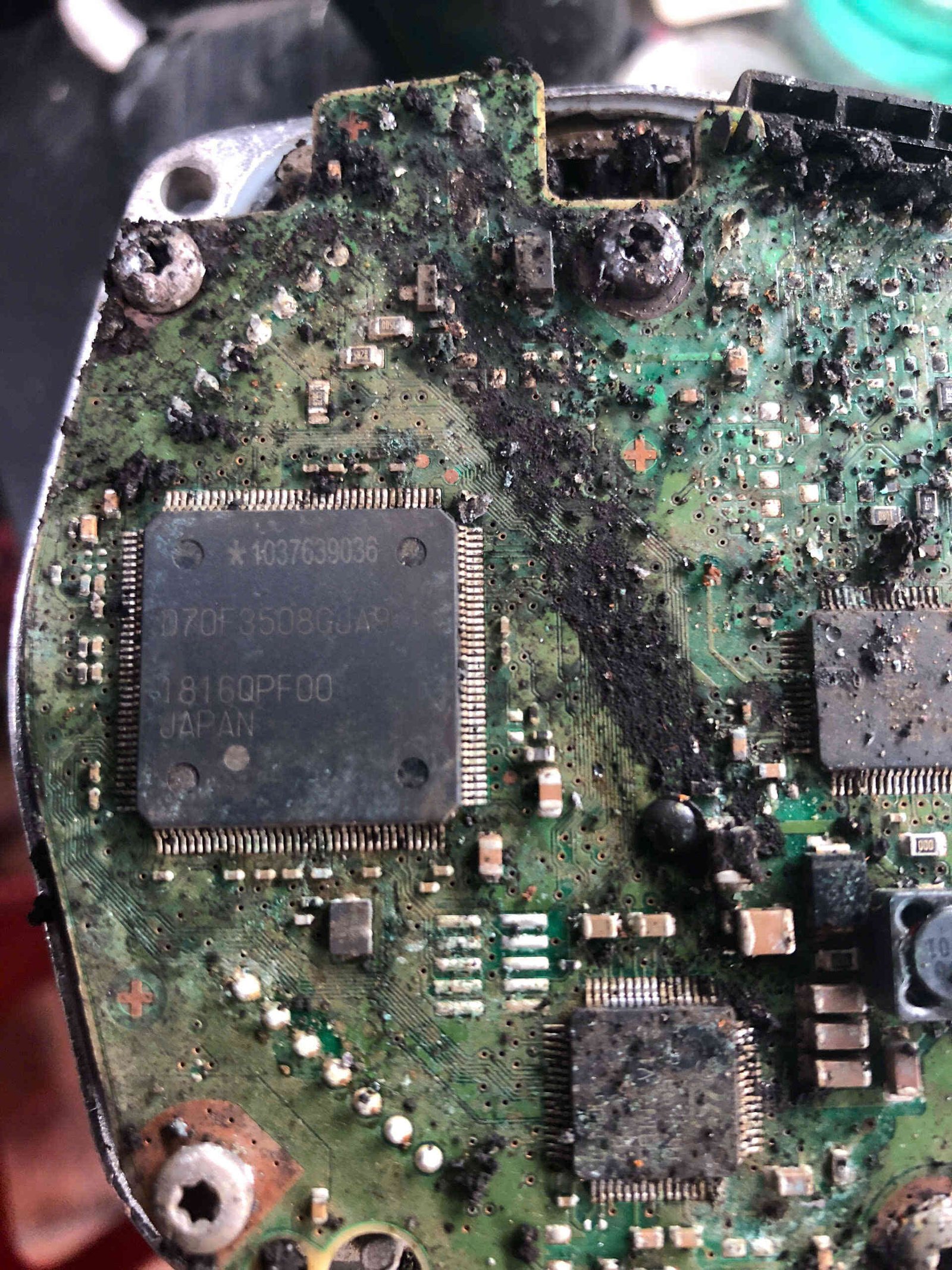 Vô lăng tự trả lái chậm hoặc không trả lái về vị trí cũ