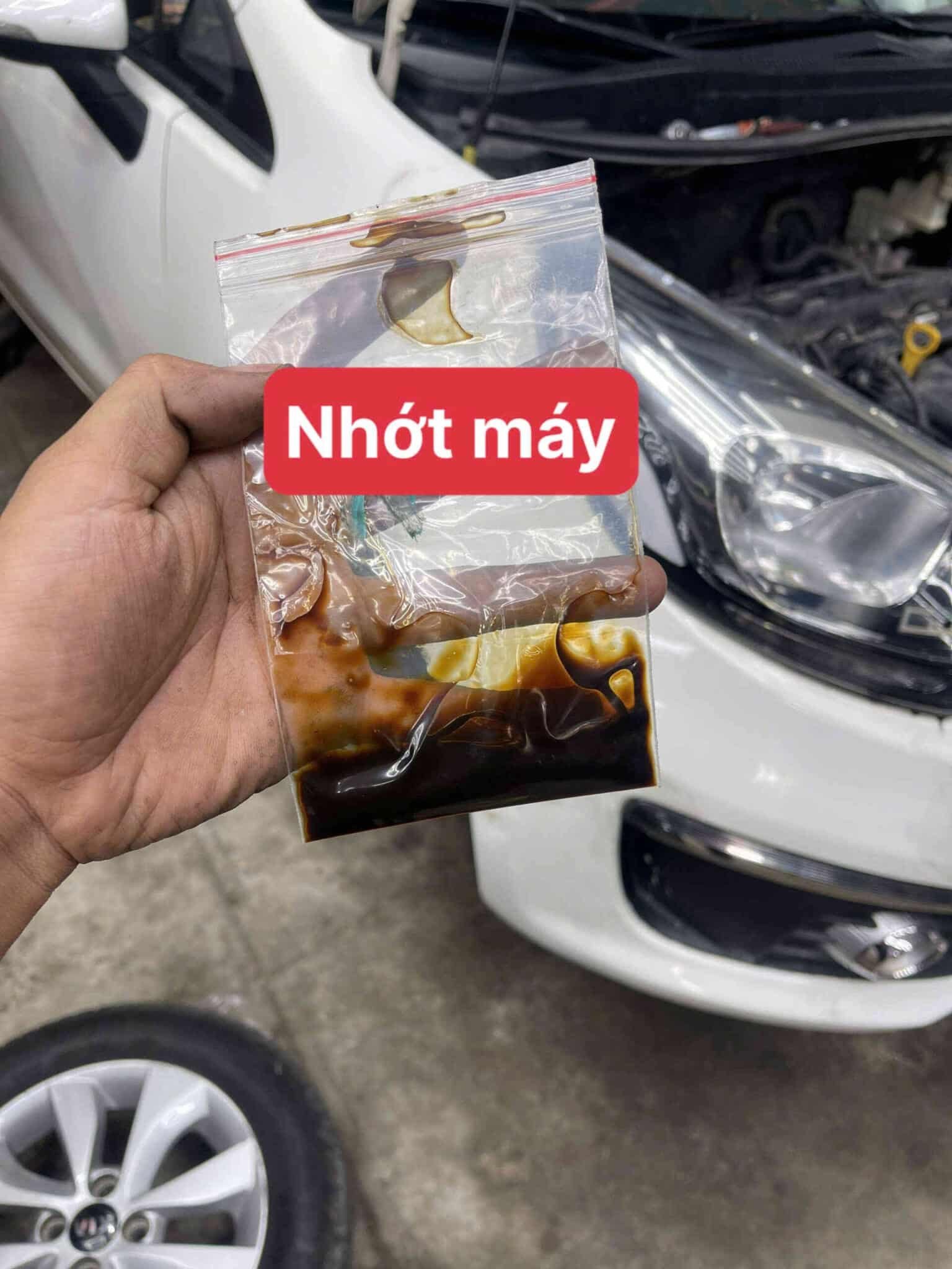 Kiểm tra mức dầu và bổ sung nếu cần thiết