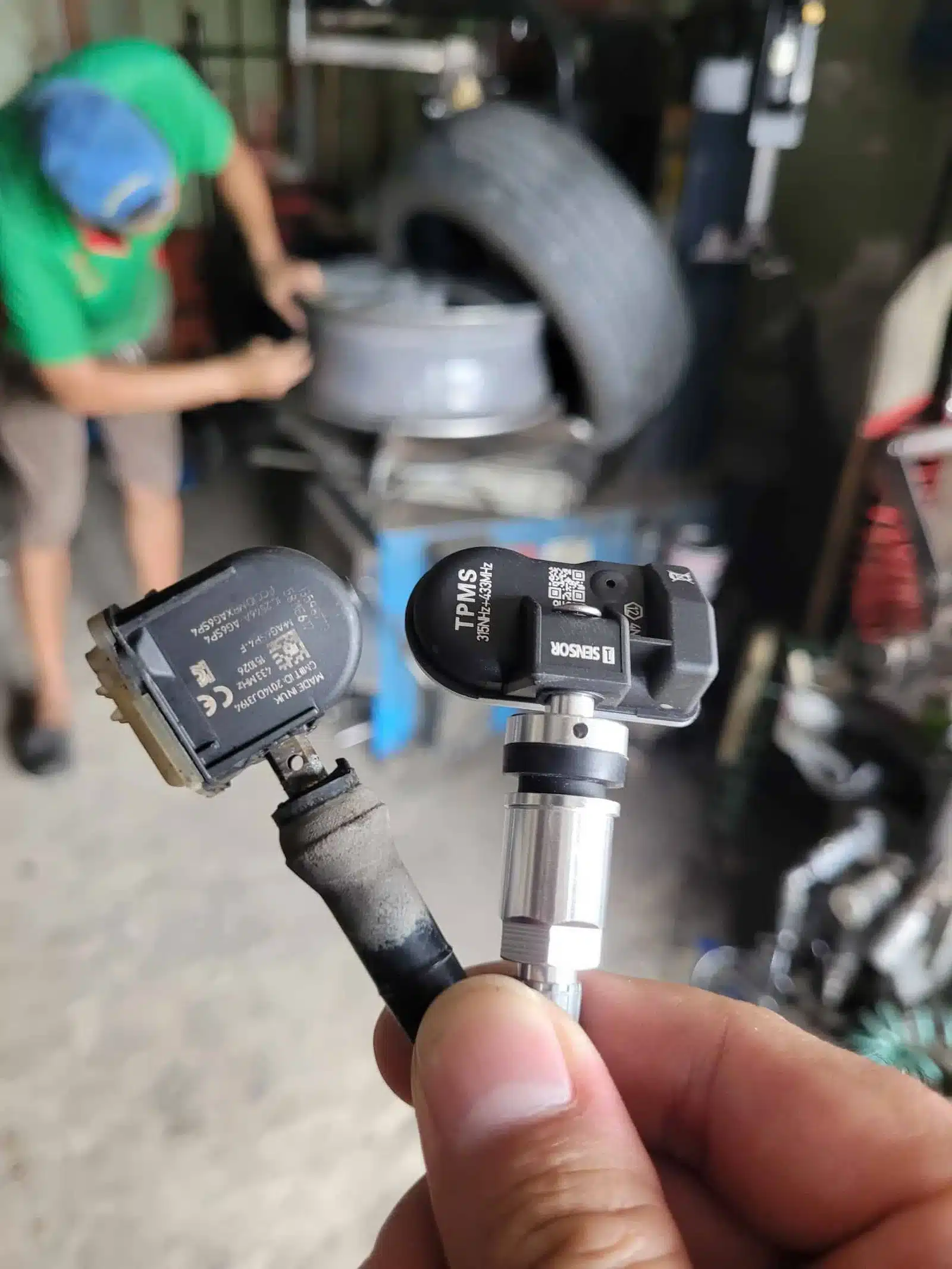 Kiểm Tra Áp Suất Lốp và Bơm Lốp Định Kỳ