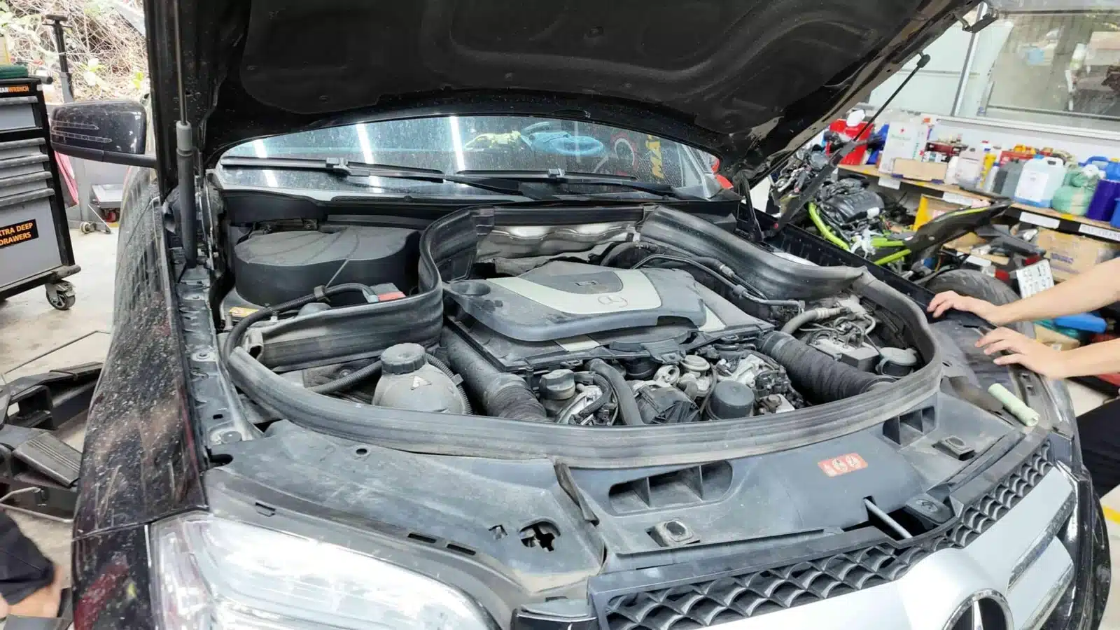 Khởi Động Xe và Kiểm Tra Áp Suất Xăng