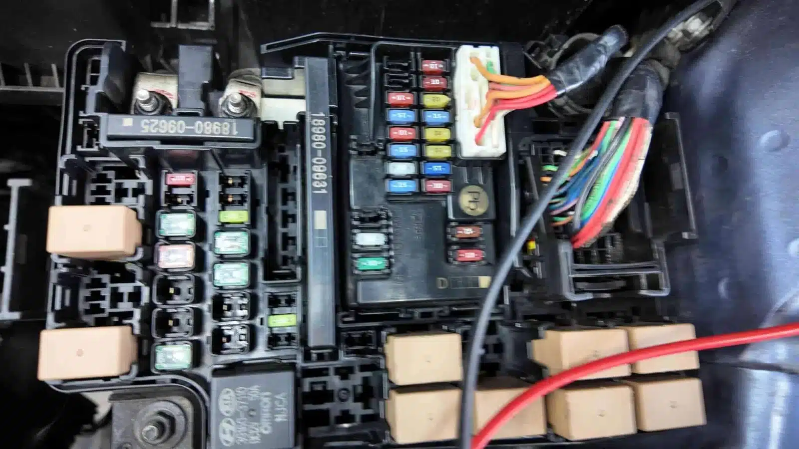 Các Bộ Phận Chính của Hệ Thống Điện: Ắc Quy, Máy Phát Điện, Hệ Thống Dây Điện, Các Cảm Biến và Bộ Điều Khiển