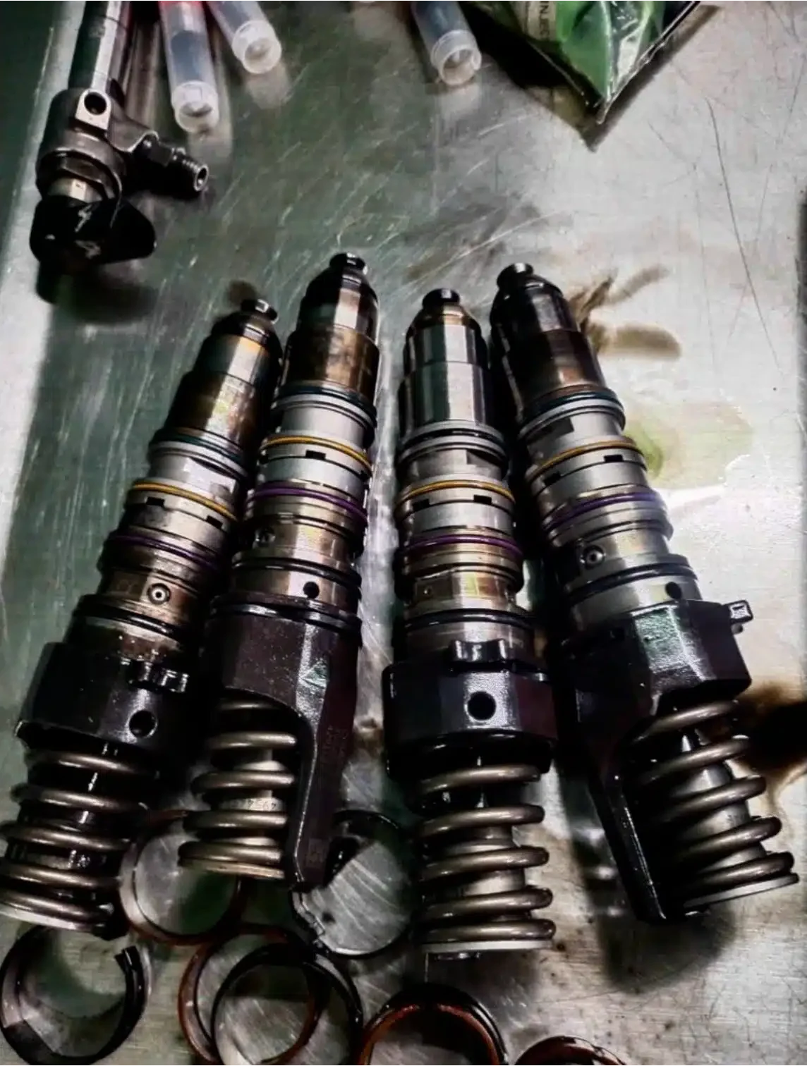 Thay Thế Các Chi Tiết Bị Hư Hỏng (Kim phun, lò xo, gioăng...)